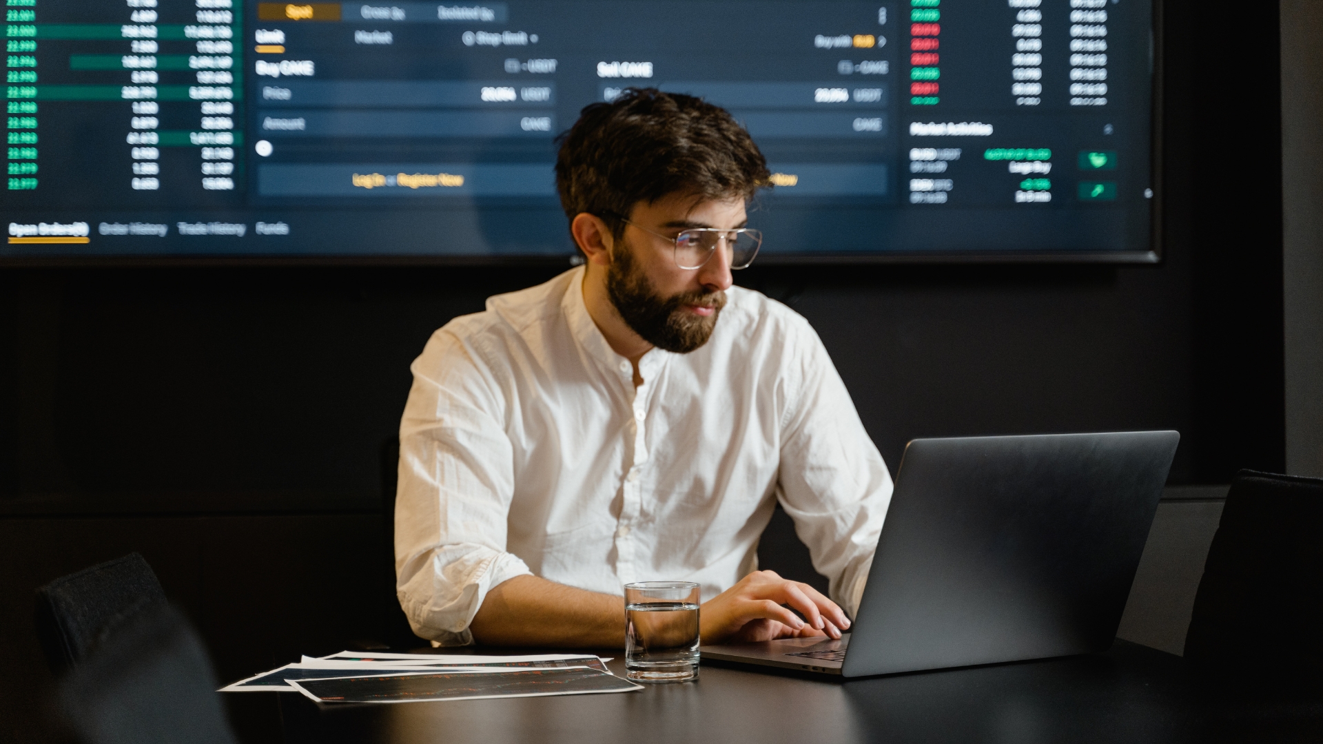 Profesionales analizando información financiera